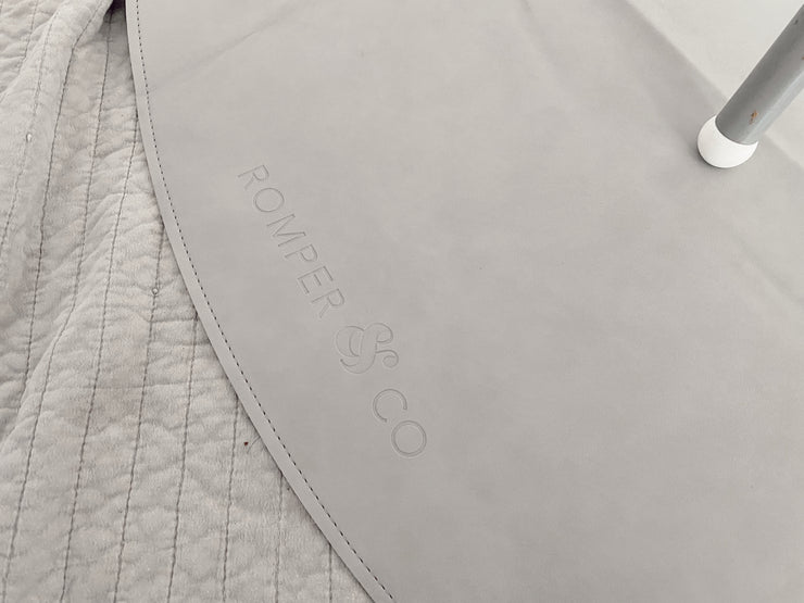 Round Vegan Leather Mat (Light Grey)