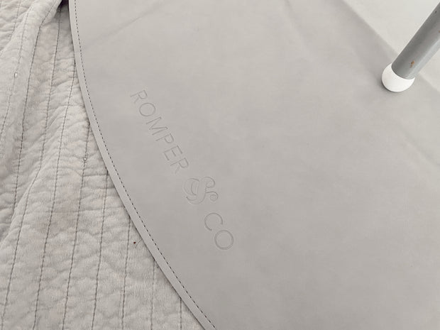 Round Vegan Leather Mat (Light Grey)
